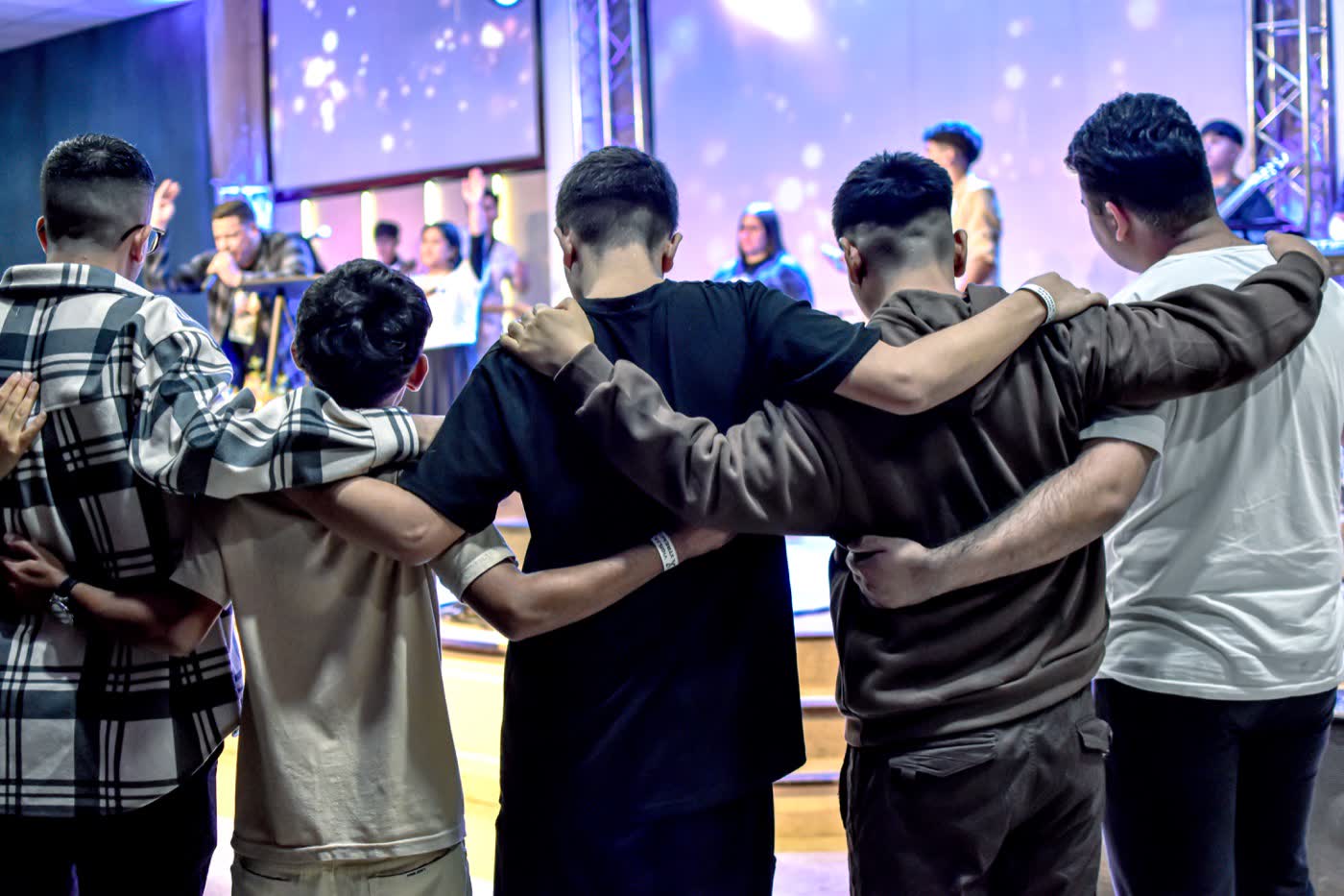 Jóvenes de la iglesia unidos en oración