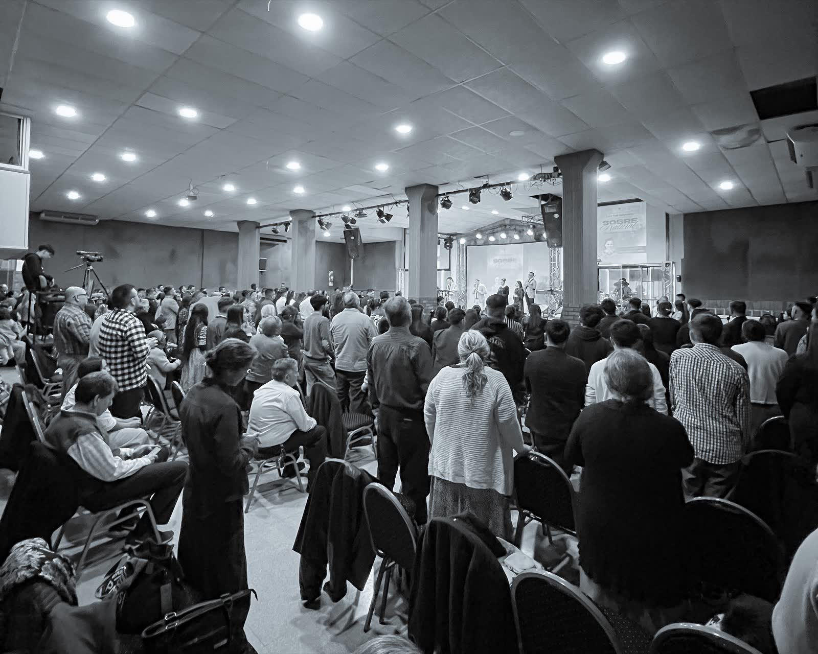 La congregación reunida en el templo