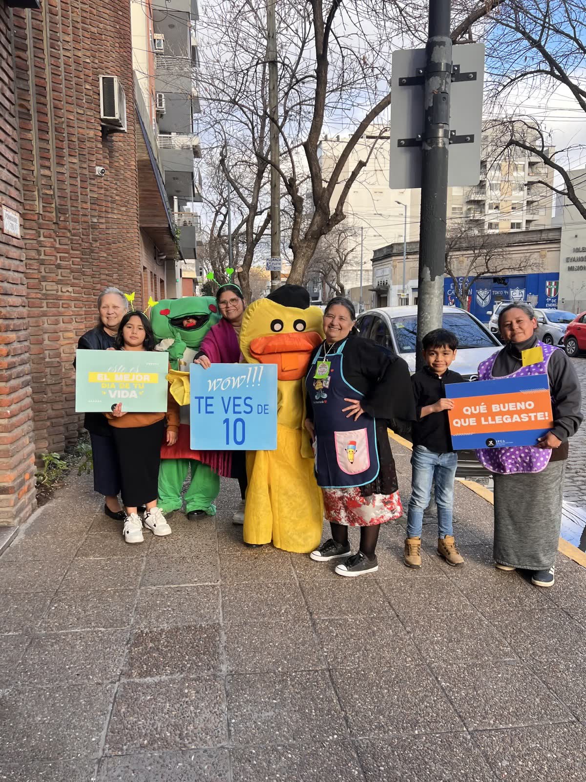 Niños y equipo de bienvenida de la iglesia